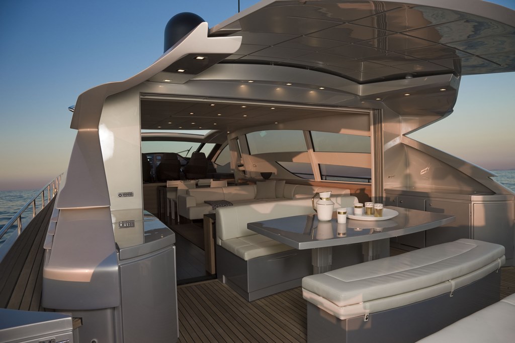 difference between yacht and cabin cruiser